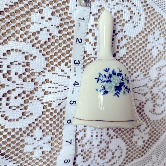 Vintage White Porcelain Dinner Bell Floral Collectables - Picture 2 of 5